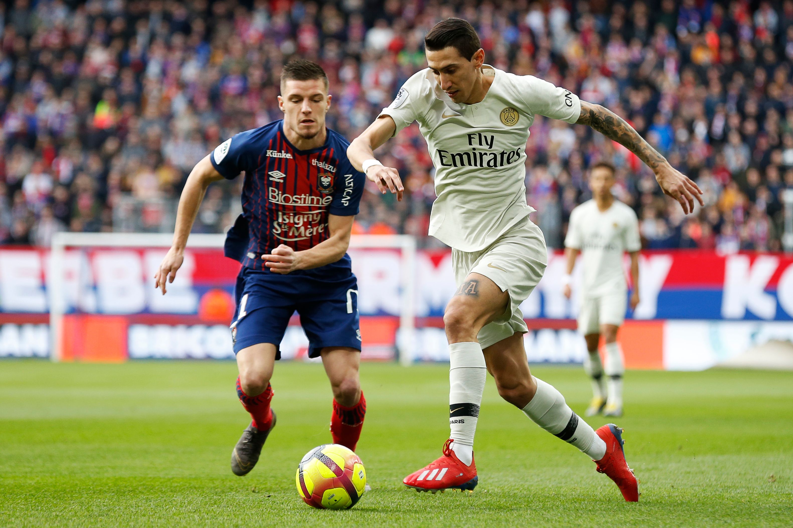 杜普兰蒂斯、特博戈两名巴黎奥运会金牌得主为摩纳哥vs巴黎开球（两位巴黎奥运金牌得主杜普兰蒂斯与特博戈为摩纳哥对阵巴黎比赛开球）