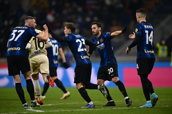 国米vs拉齐奥：劳塔罗搭档博尼，巴雷拉、恰尔汗奥卢出战（国米迎战拉齐奥：劳塔罗携手博尼，巴雷拉与恰尔汗奥卢出战）