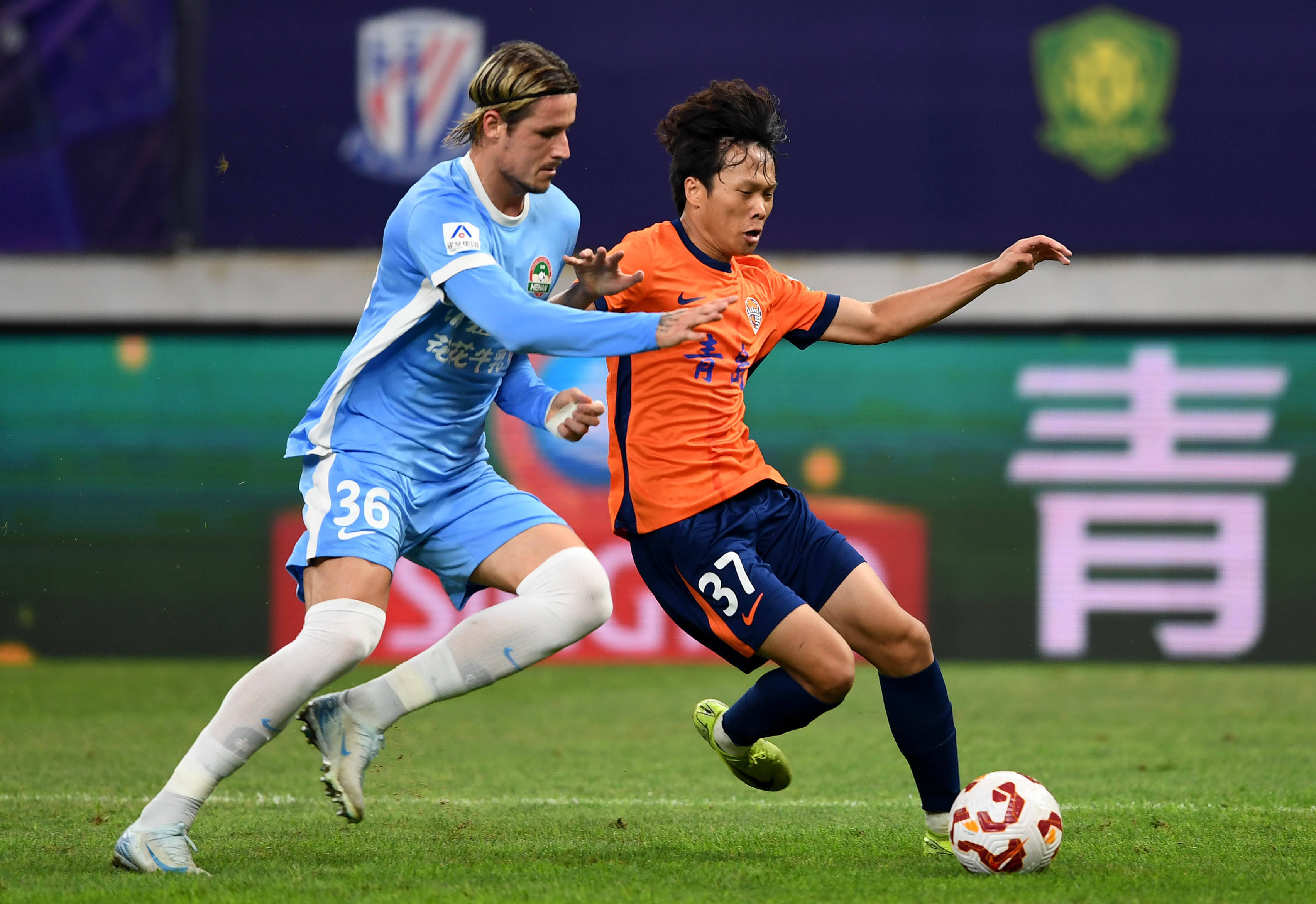 22／23赛季以来顶级前锋越位数：哈兰德仅18次，C罗143次（22／23至今顶级前锋越位对比：哈兰德18次，C罗143次）