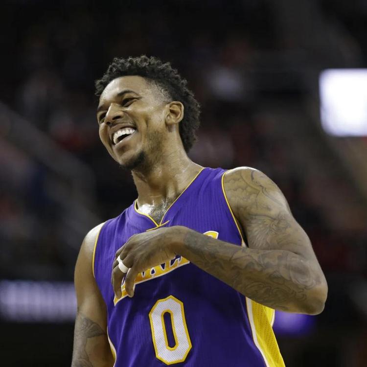 二人都是脖子以下世界级，巴神问题不在脖子以上，内马尔问题脖子上、下都有（两人皆属“脖子以下”世界级：巴神问题不在头脑，内马尔则头脑与赛场层面皆有隐忧）