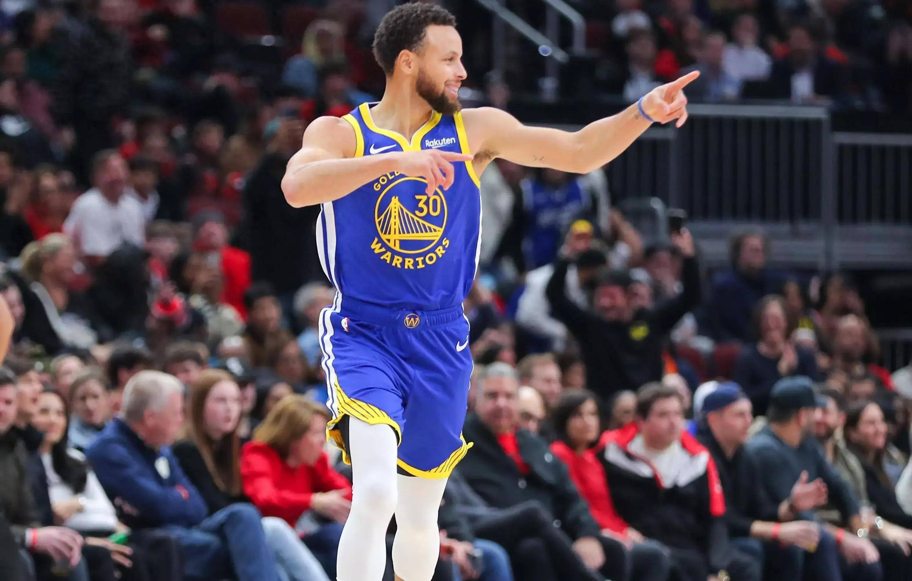 网友在梅西夜访诺坎普时偶遇他，梅西还向镜头打了招呼（夜访诺坎普的梅西被网友偶遇，并向镜头致意）