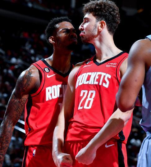 篮球湖人官宣老将复出，防守端迎来补强（湖人官宣老将回归，防守端再添助力）