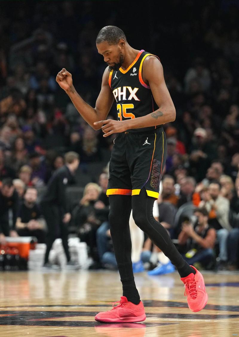 詹姆斯背后传球制造得分机会（詹姆斯背后妙传创造得分良机）