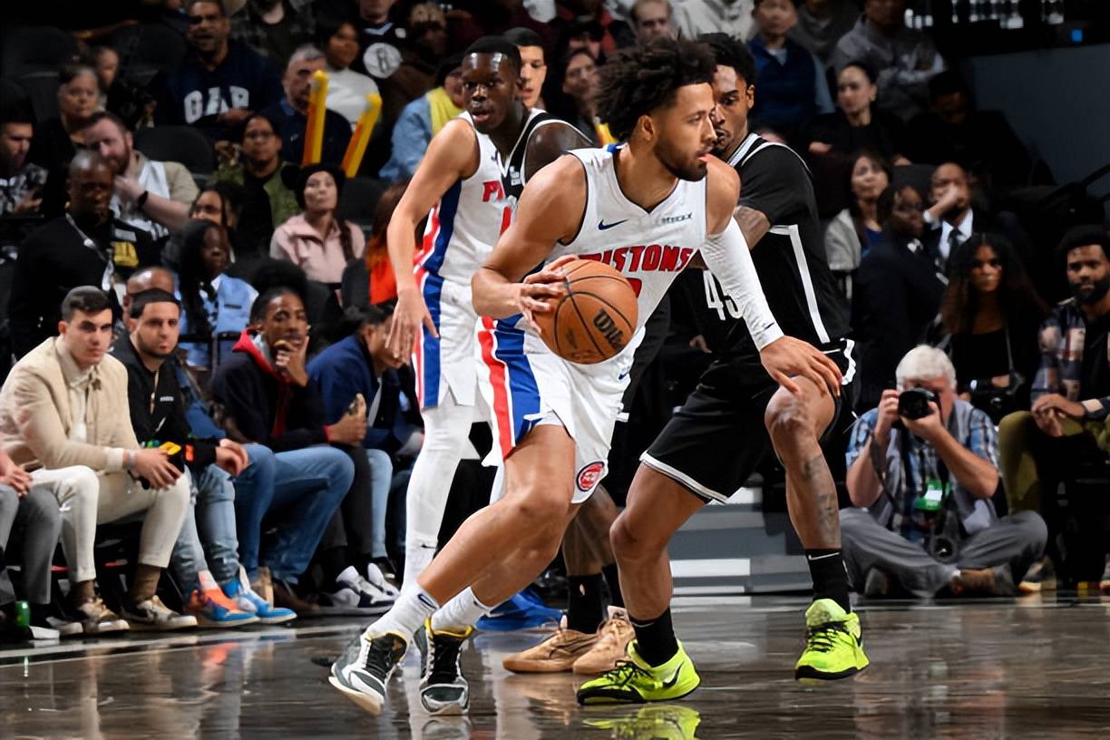 切尔西利物浦失分，利兹联逃离降级区，英超积分榜最新出炉（切尔西、利物浦丢分，利兹联暂脱降级区，英超最新积分榜揭晓）