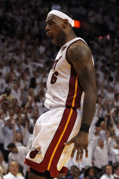 曼联官方：姆伯莫将在对阵埃弗顿的比赛中上演首秀（曼联官宣：姆伯莫战埃弗顿迎来首秀）