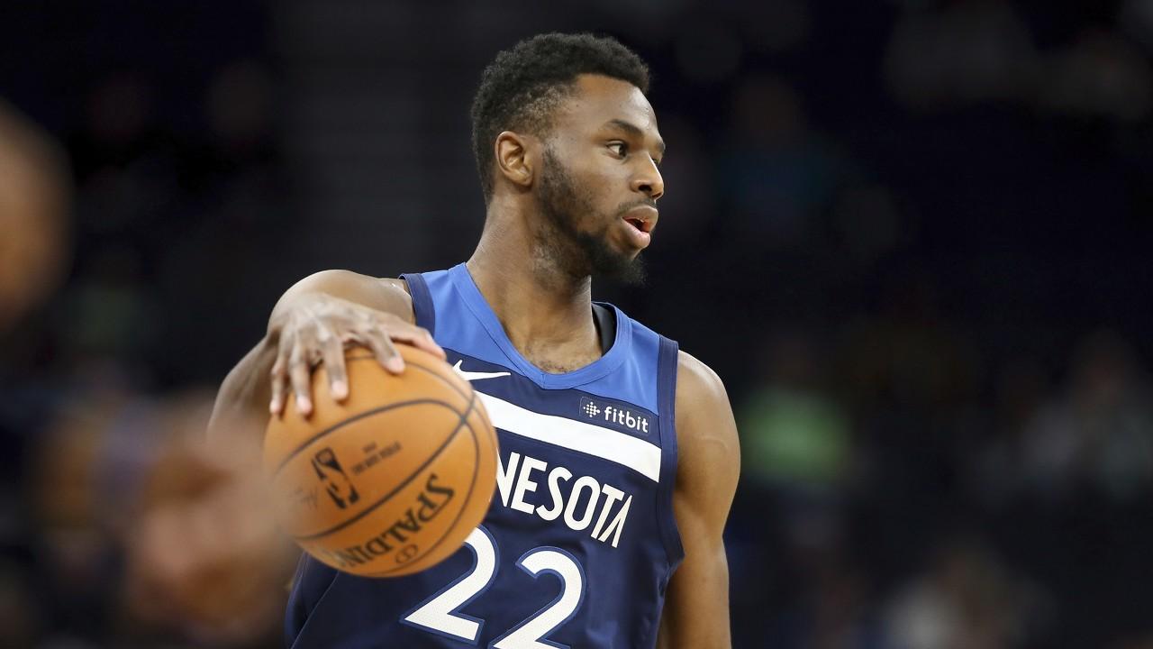 网友在梅西夜访诺坎普时偶遇他，梅西还向镜头打了招呼（夜访诺坎普的梅西被网友偶遇，并向镜头致意）