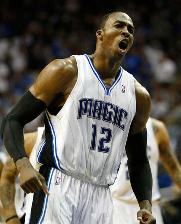 贝克汉姆捧杯狂喜，14岁小七穿抹胸太成熟，大儿子却在家熬汤（贝克汉姆捧杯欢腾，14岁小七抹胸造型引发热议，大儿子在家熬汤）